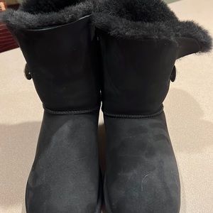 Black Bailey button crystal uggs